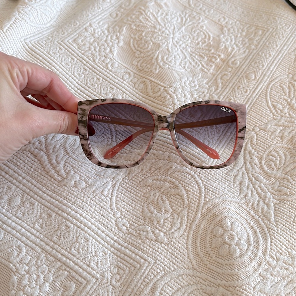 Quay Sunglasses - marbled design, grey smoke lenses